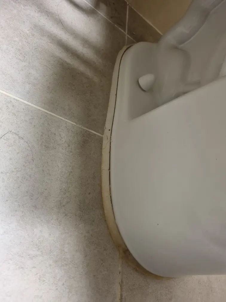 변기가 흔들릴 때, 백시멘트 작업으로 확실하게 고정하는 방법